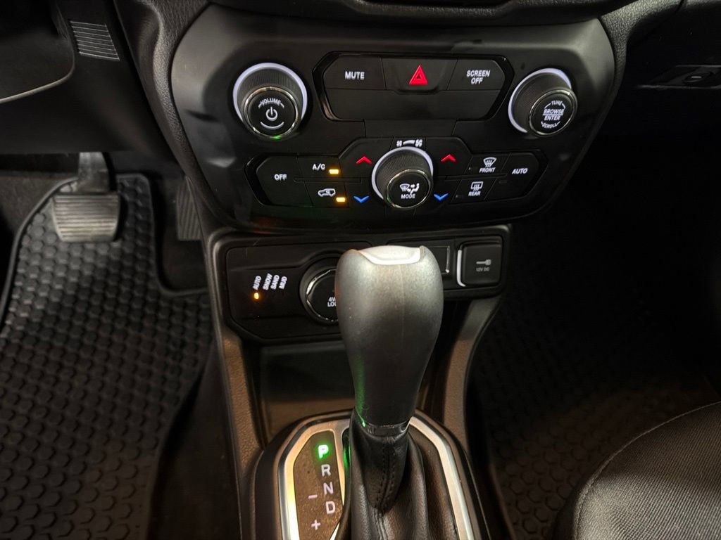 Used 2020 Jeep Renegade Latitude w/ Cold Weather Group AWD/4WD image 30