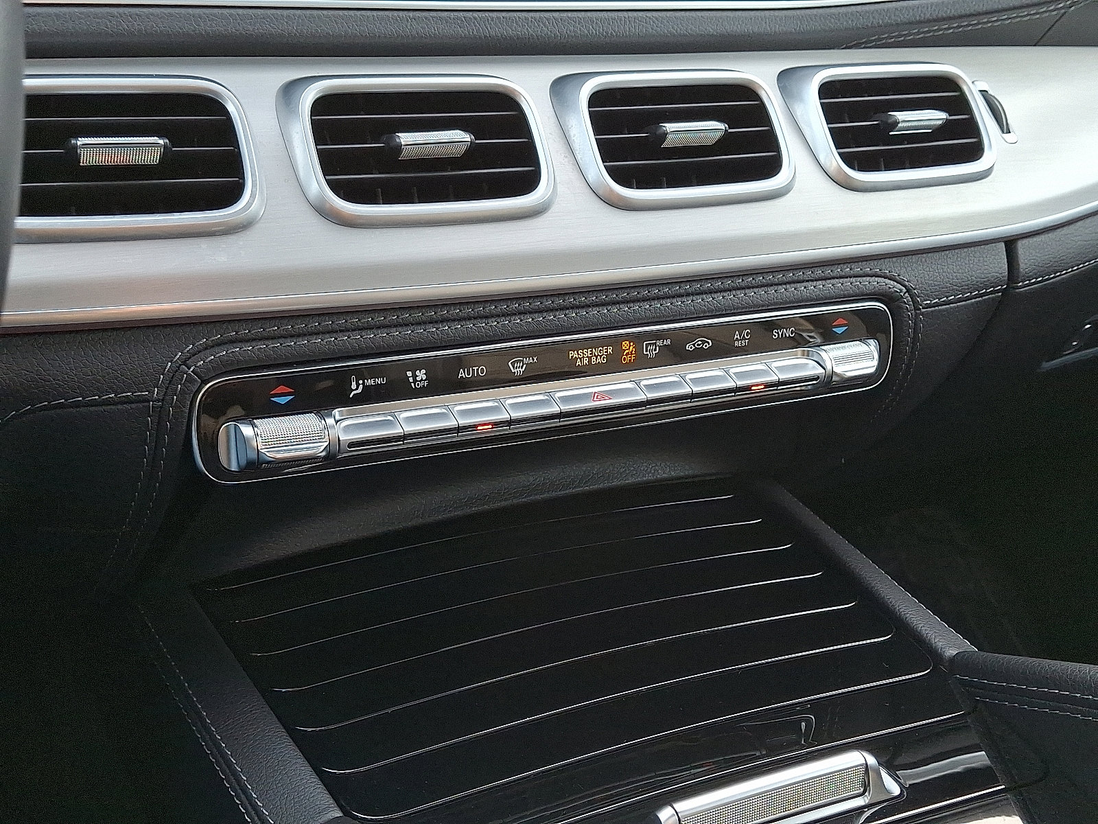 Certified 2022 Mercedes-Benz GLE 580 4MATIC w/ Night Package image 17