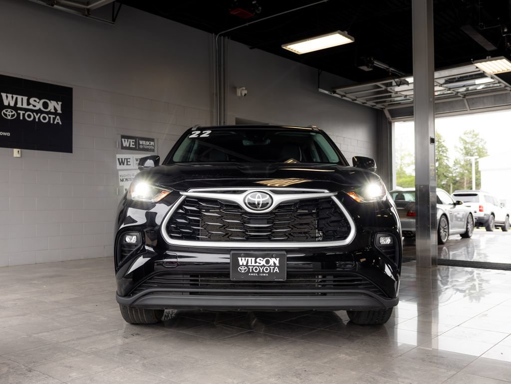 Used 2022 Toyota Highlander XLE AWD/4WD image 3