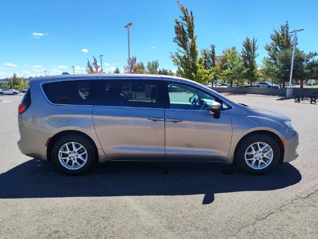 Used 2017 Chrysler Pacifica LX FWD image 2