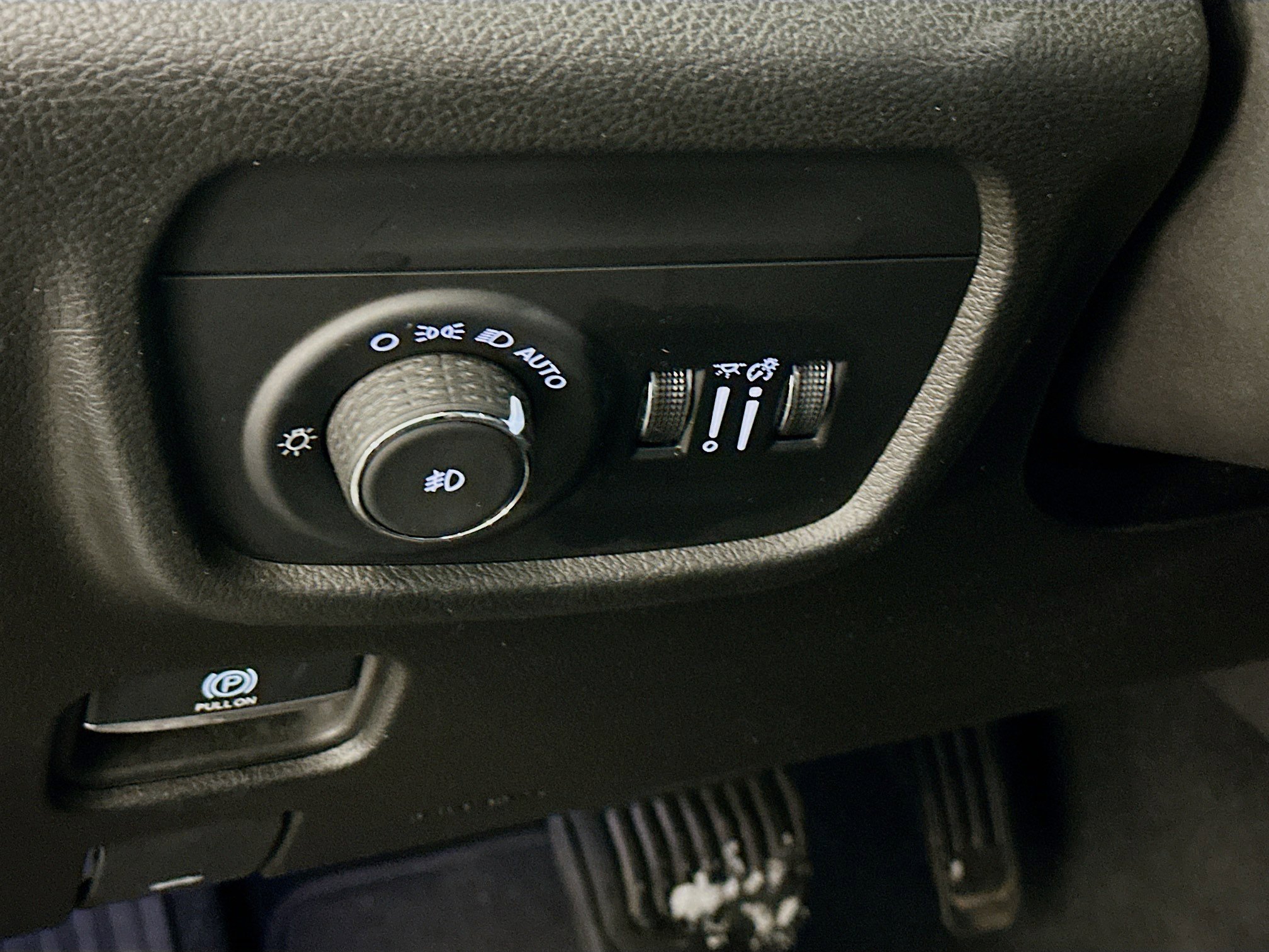 Used 2024 Jeep Grand Cherokee L Limited w/ Luxury Tech Group II image 17