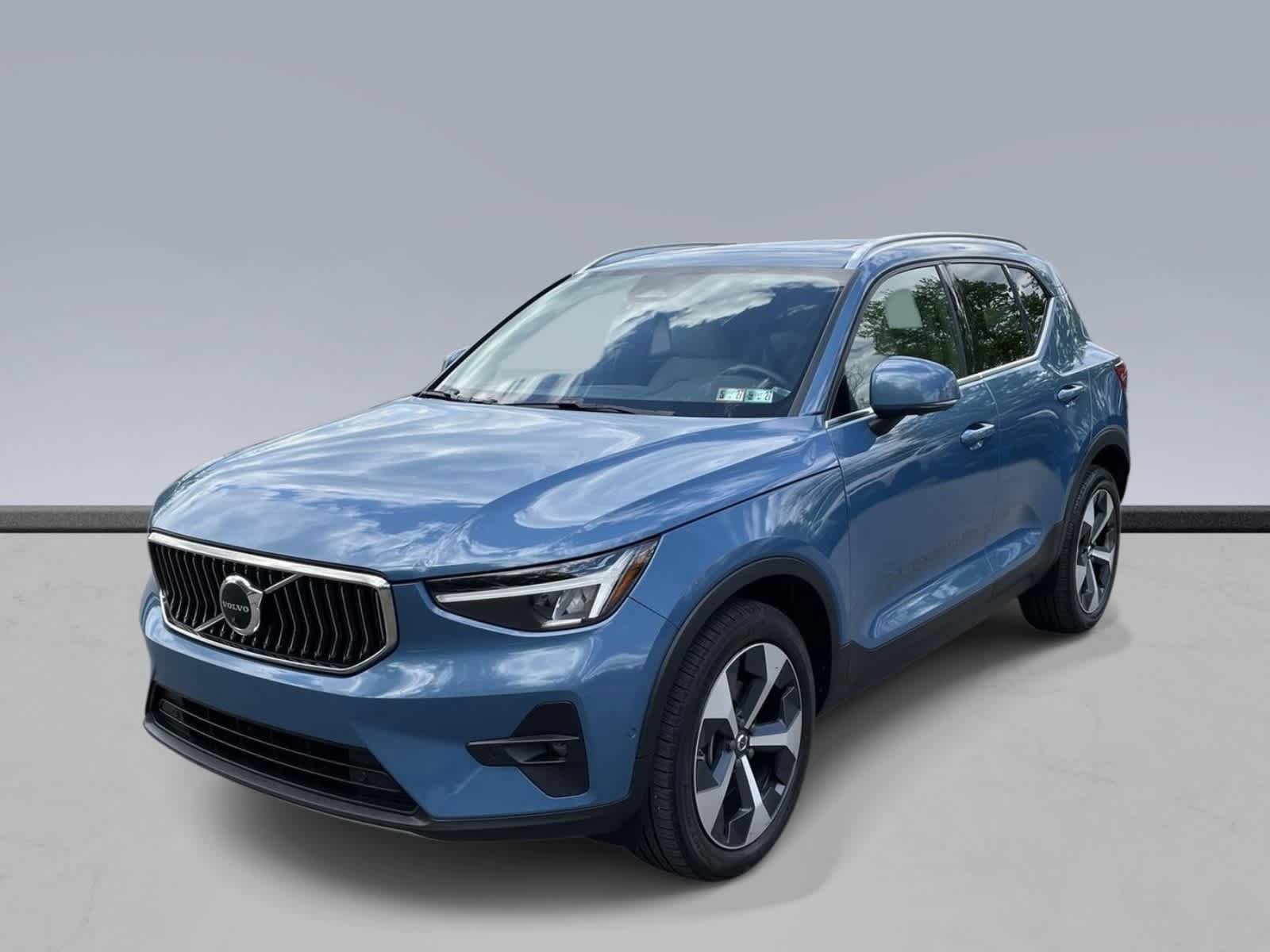 Used 2023 Volvo XC40 B5 Plus w/ Driver Assist Package AWD/4WD image 1