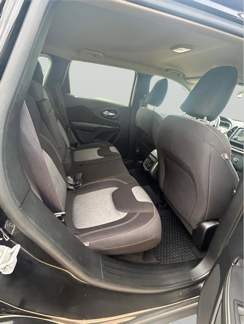Used 2016 Jeep Cherokee Sport FWD image 13