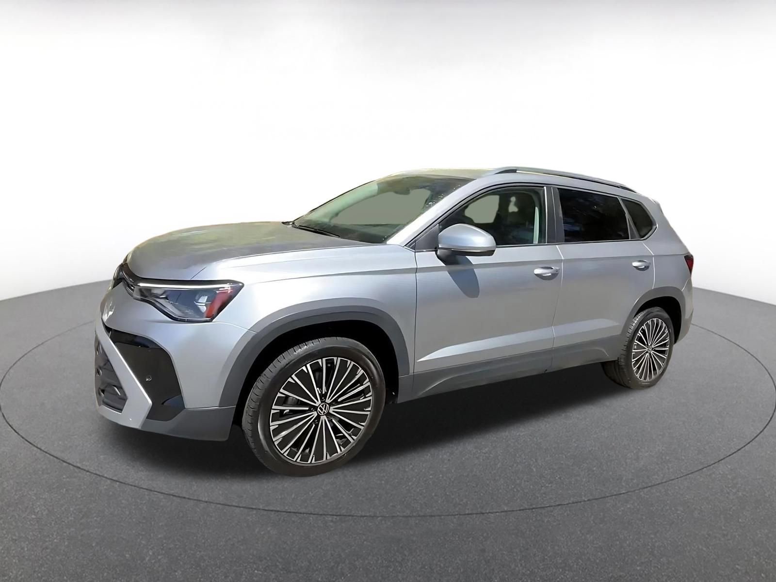 Used 2025 Volkswagen Taos SE image 8