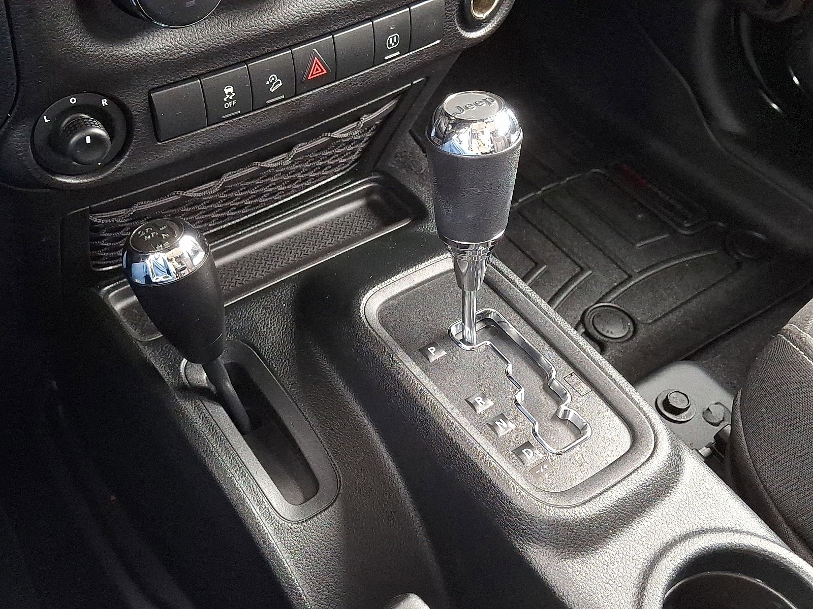 Used 2018 Jeep Wrangler Unlimited Sahara w/ Connectivity Group image 15