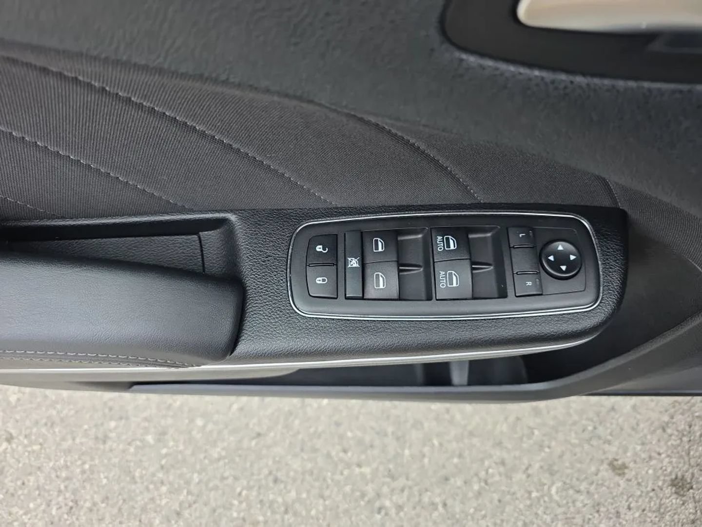 Used 2020 Dodge Charger SXT RWD image 11