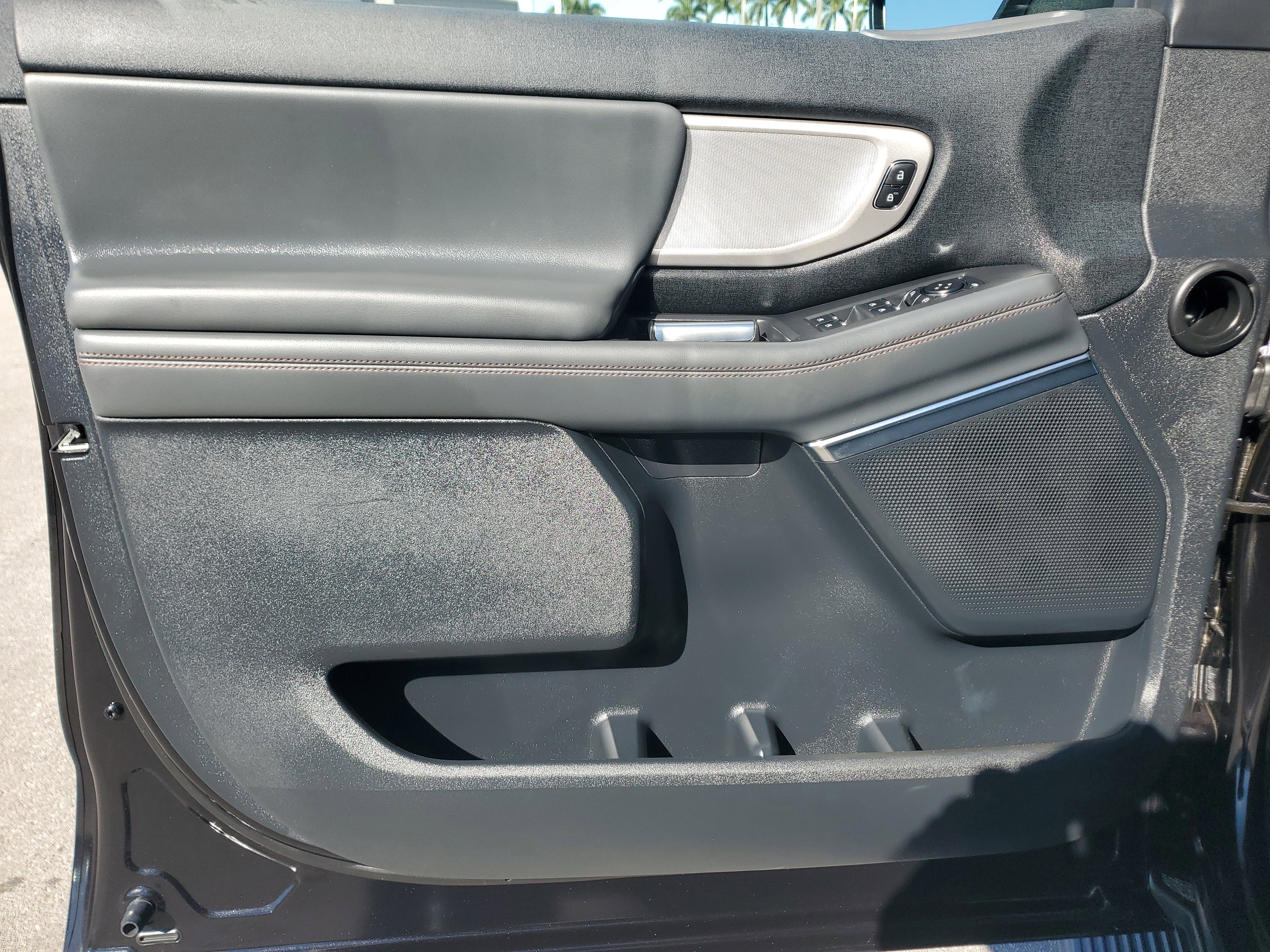 Used 2025 Ford Expedition Active image 28