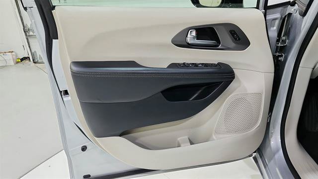 Used 2024 Chrysler Pacifica Touring-L FWD image 20