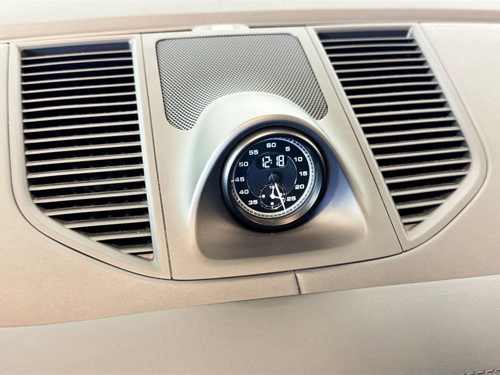 Certified 2024 Porsche Macan Turbo w/ Premium Plus Package image 29