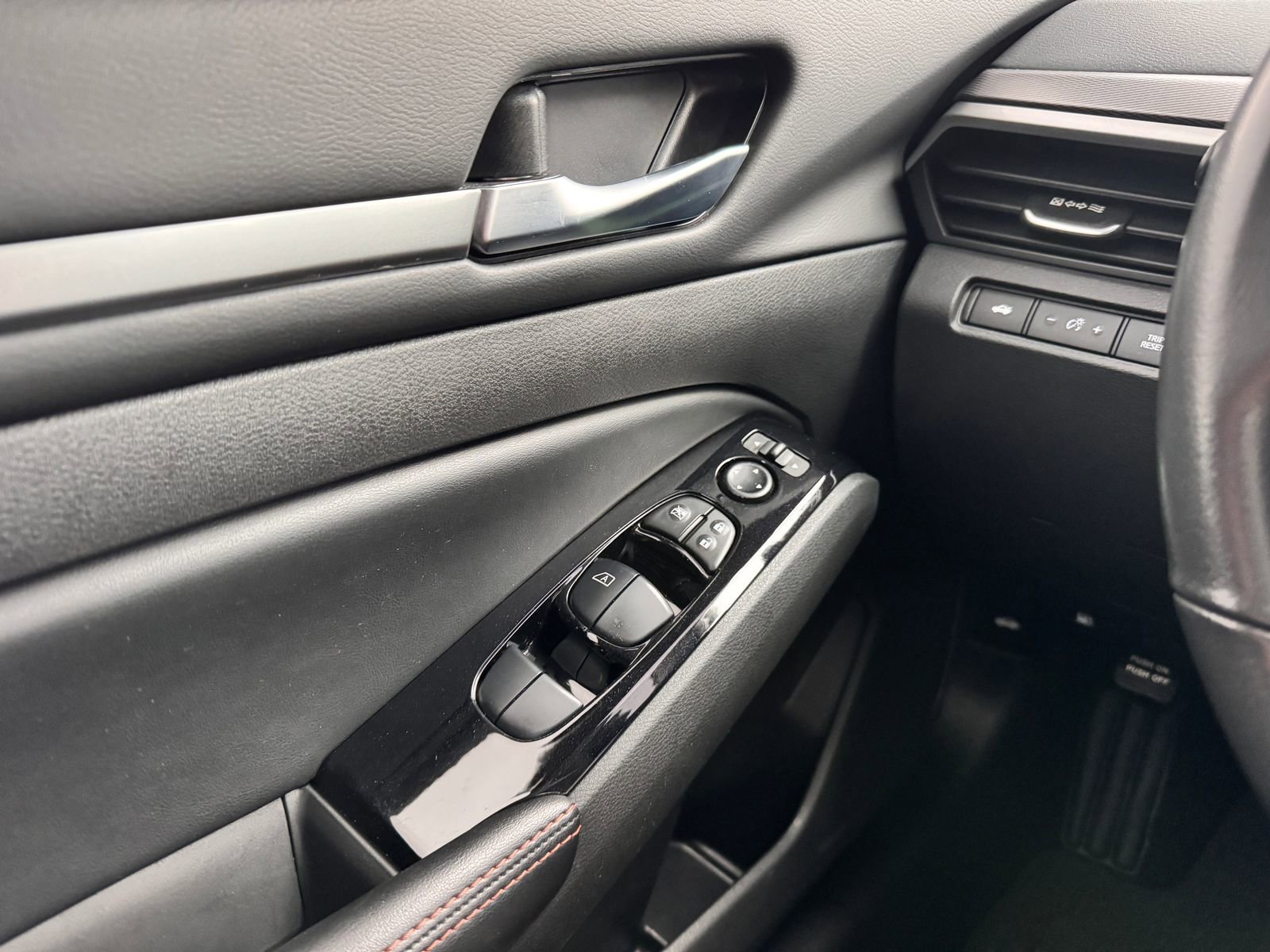 Used 2024 Nissan Altima 2.5 SR image 13