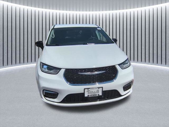 Certified 2024 Chrysler Pacifica Touring-L FWD image 2