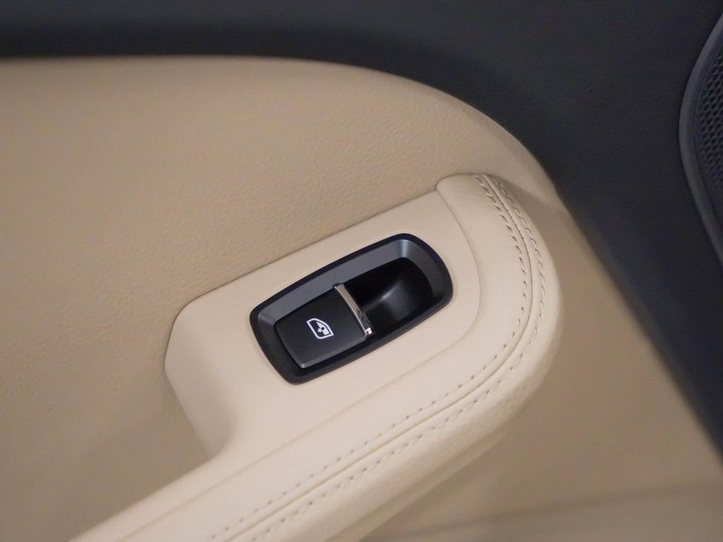 Certified 2025 Porsche Macan image 16