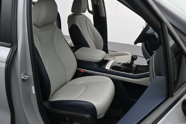 Used 2025 Kia Carnival EX FWD image 31
