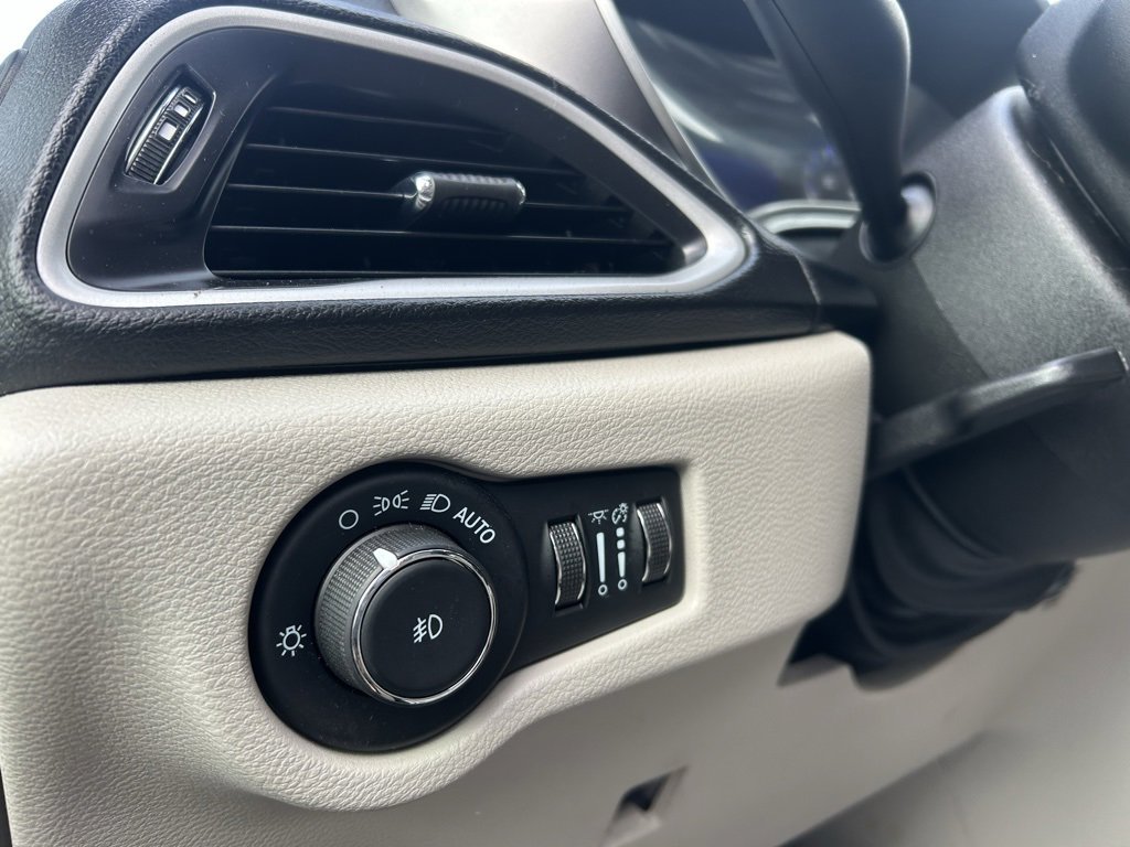 Used 2021 Chrysler Pacifica Touring-L image 13