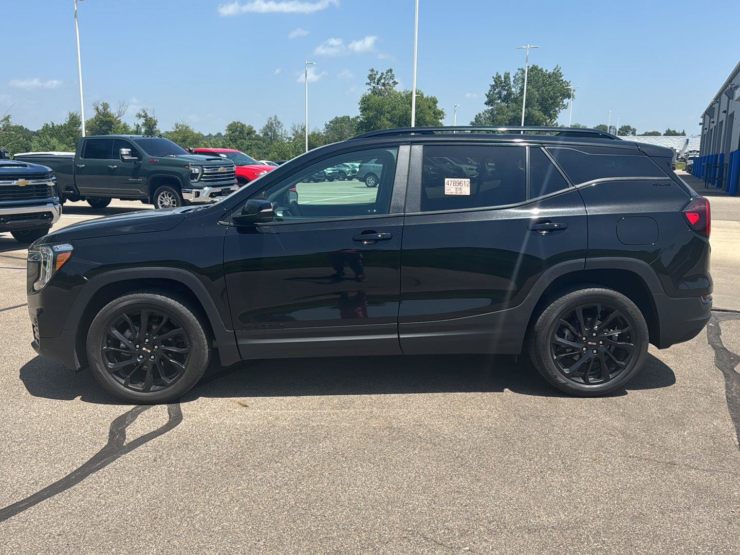 Used 2024 GMC Terrain SLE w/ Driver Convenience Package AWD/4WD image 2