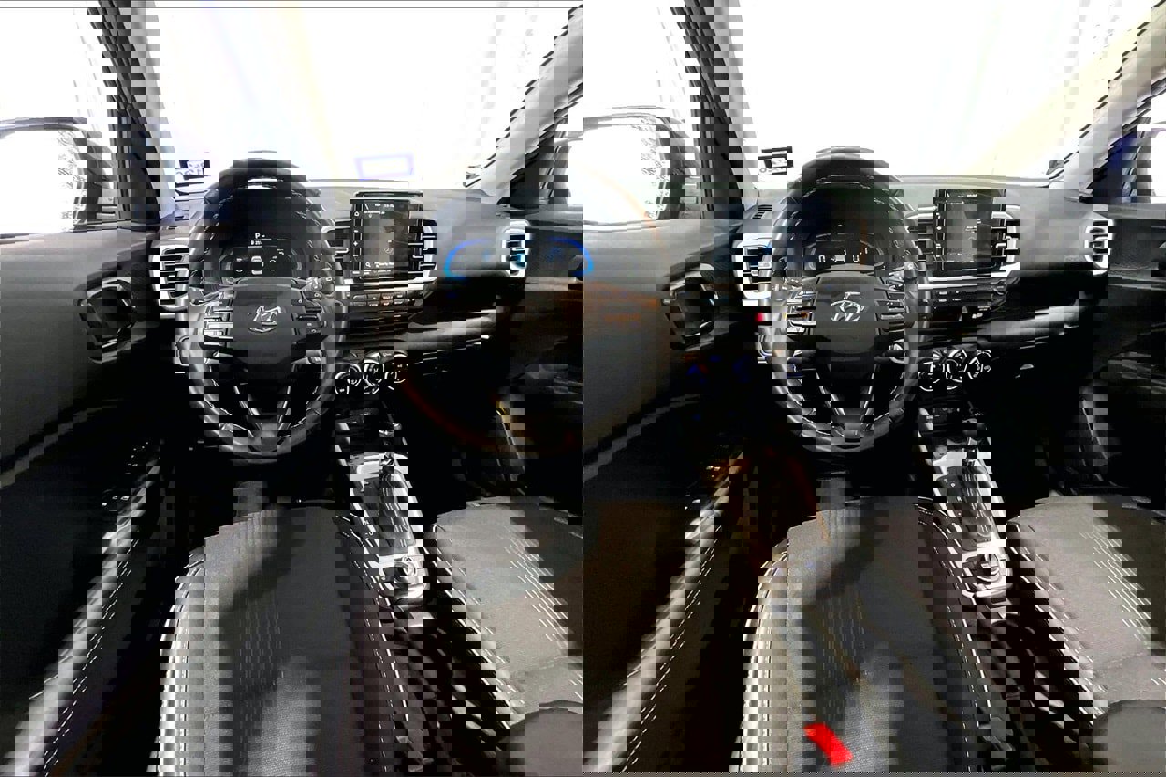 Used 2025 Hyundai Venue Limited image 14