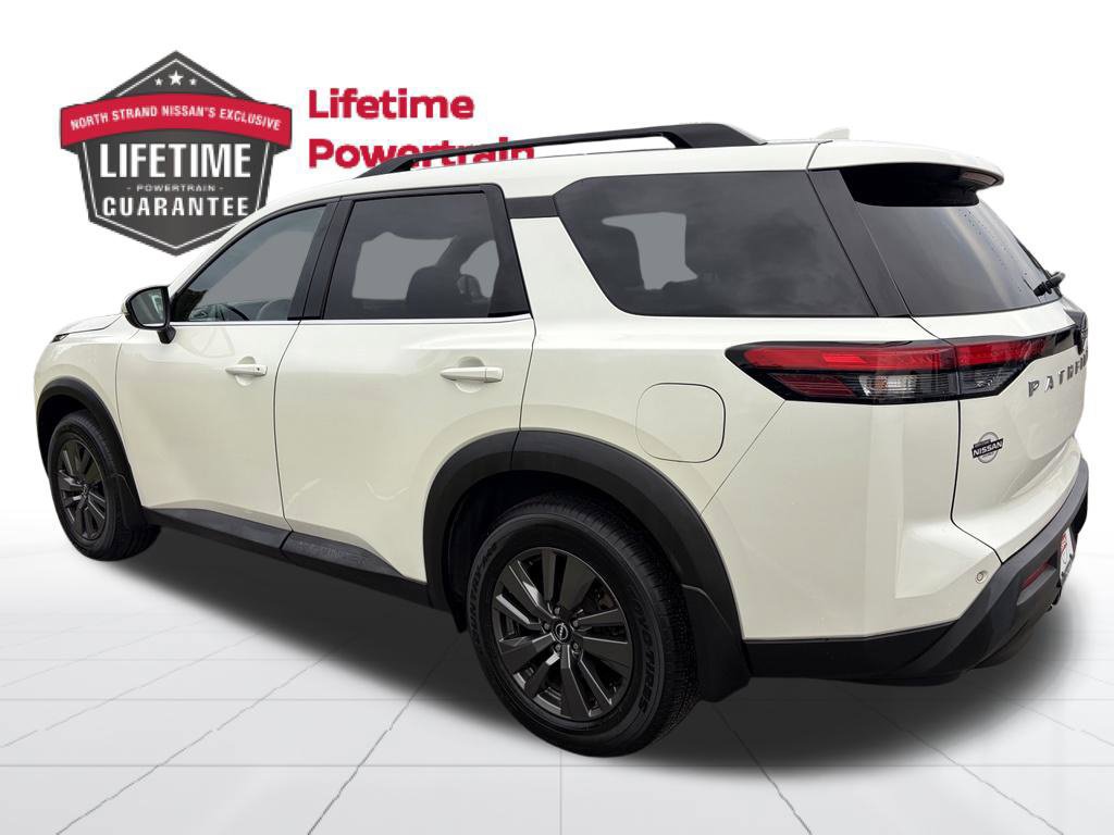 Used 2022 Nissan Pathfinder SV w/ SV Premium Package FWD image 3