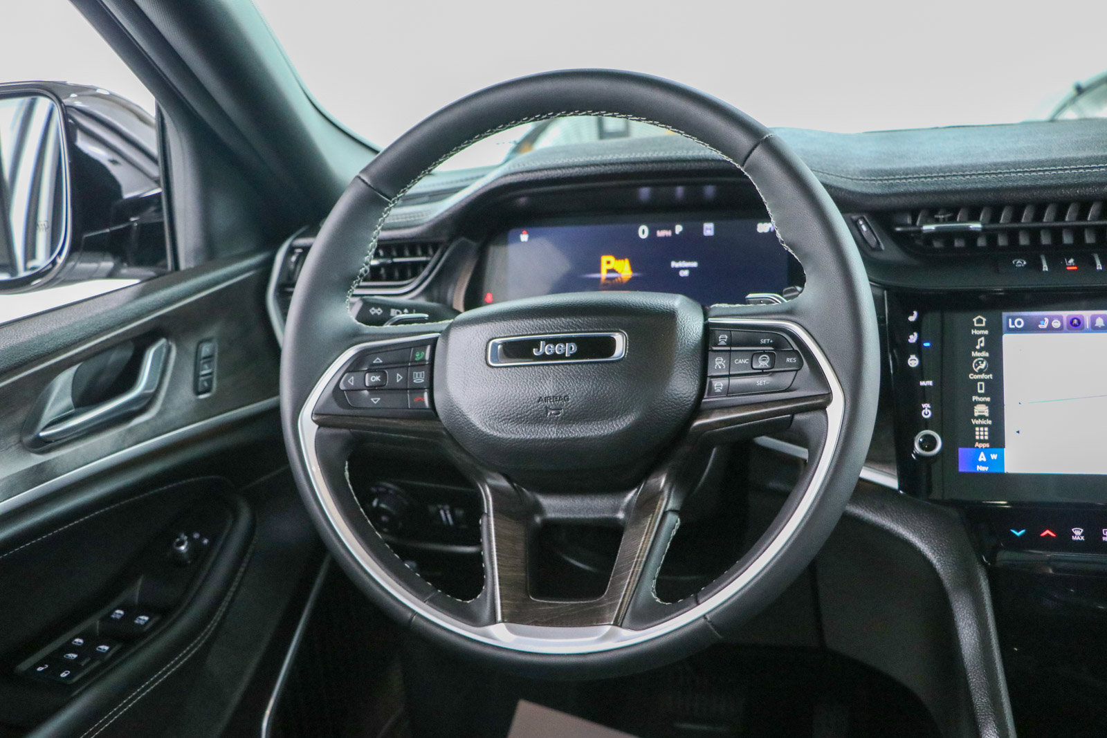 Used 2026 Jeep Grand Cherokee L Limited AWD/4WD image 12