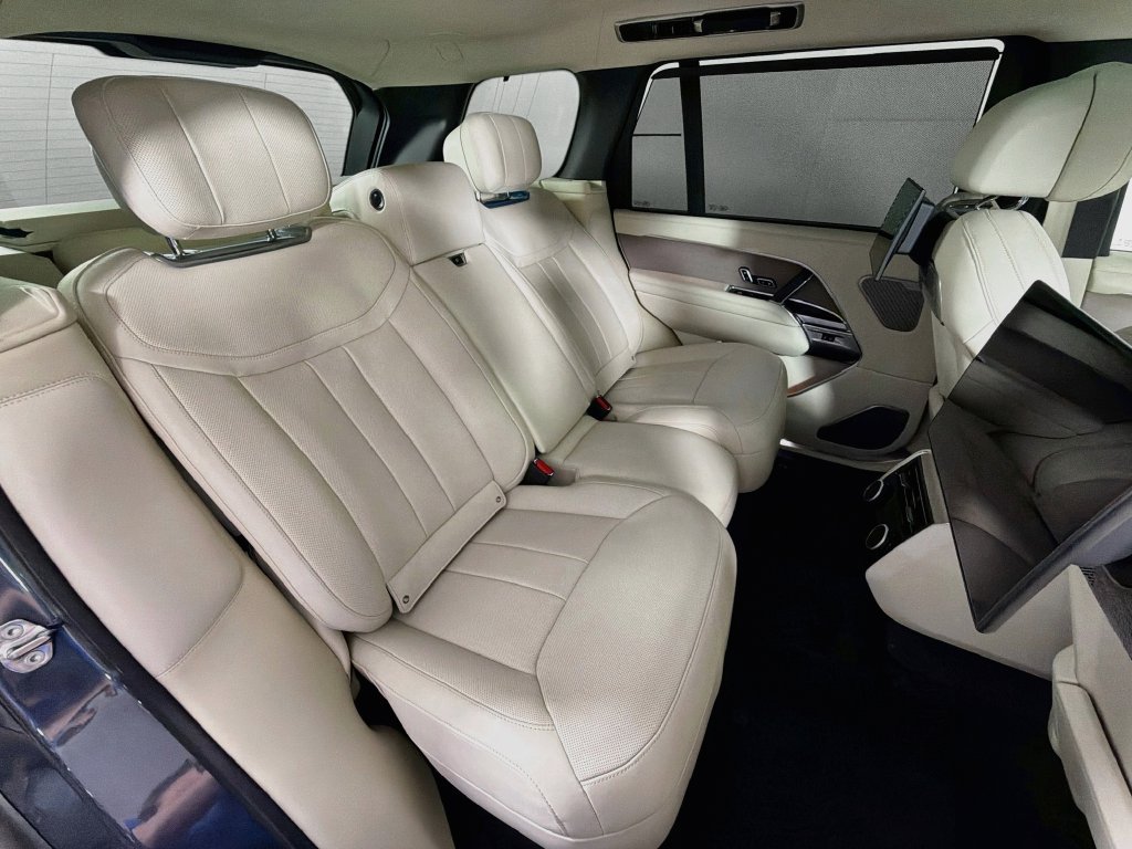 Used 2025 Land Rover Range Rover Long Wheelbase Autobiography AWD/4WD image 30