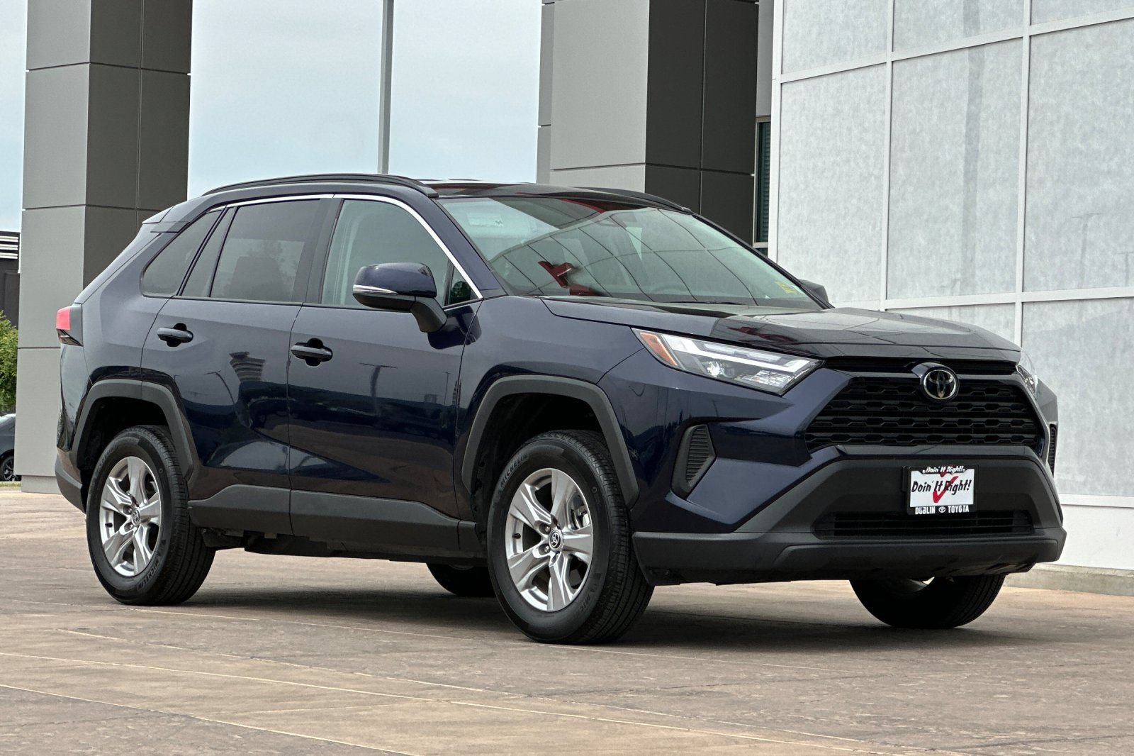 Used 2025 Toyota RAV4 XLE AWD/4WD image 2