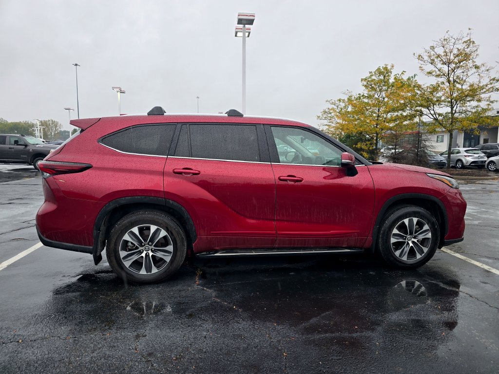 Used 2024 Toyota Highlander XLE AWD/4WD image 8
