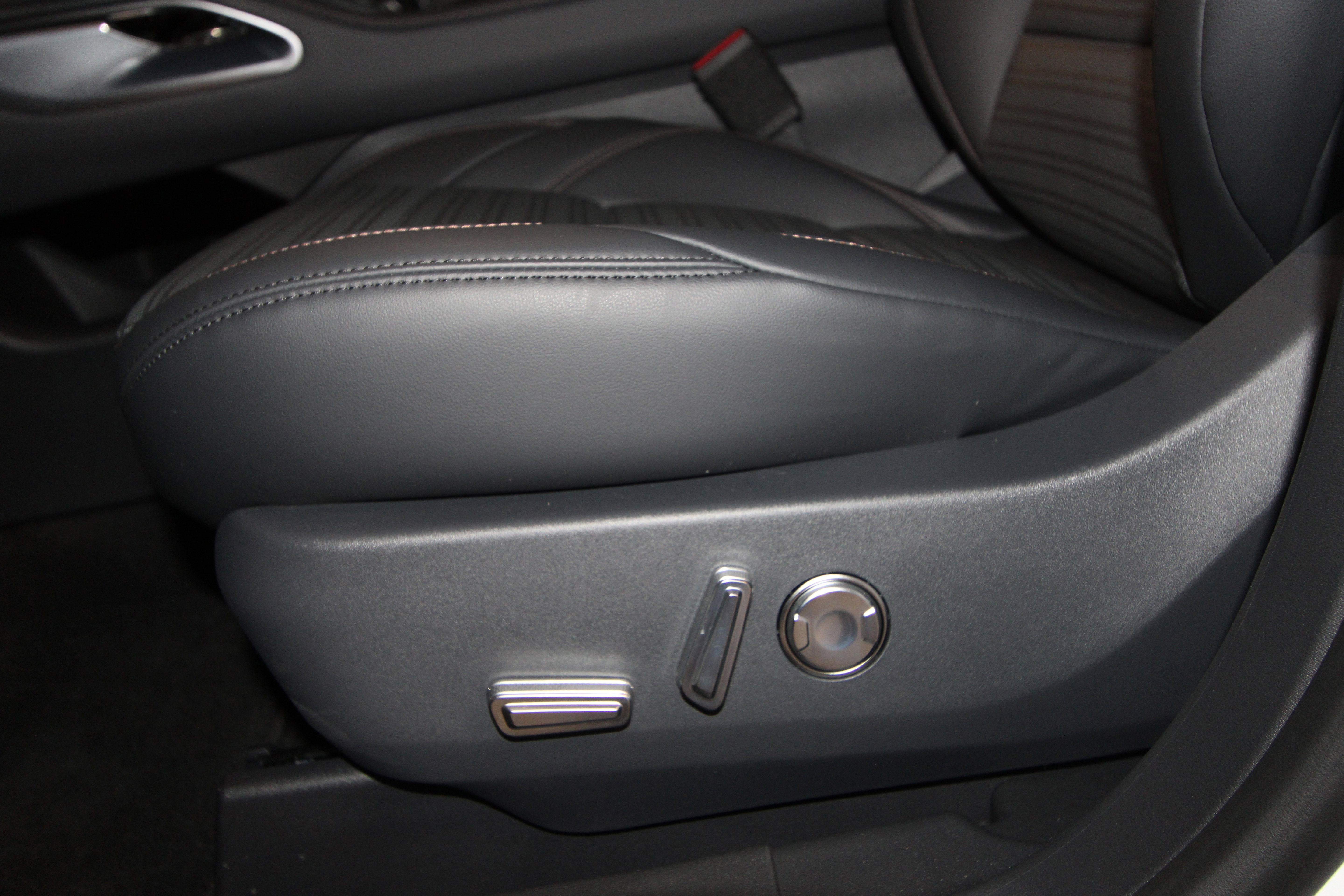 New 2026 Lincoln Nautilus Reserve w/ Jet Appearance Package AWD/4WD image 7