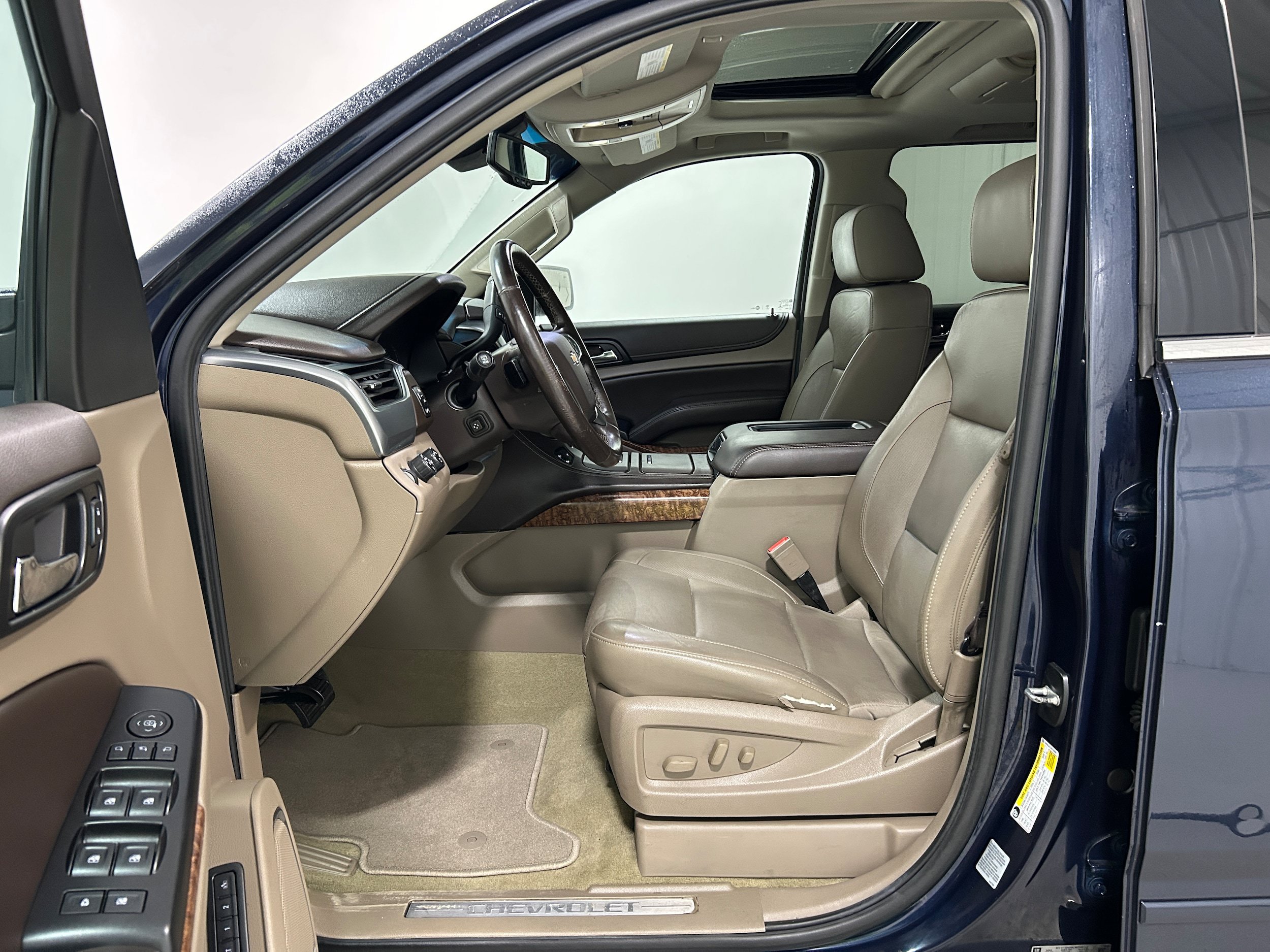 Used 2017 Chevrolet Suburban Premier AWD/4WD image 4