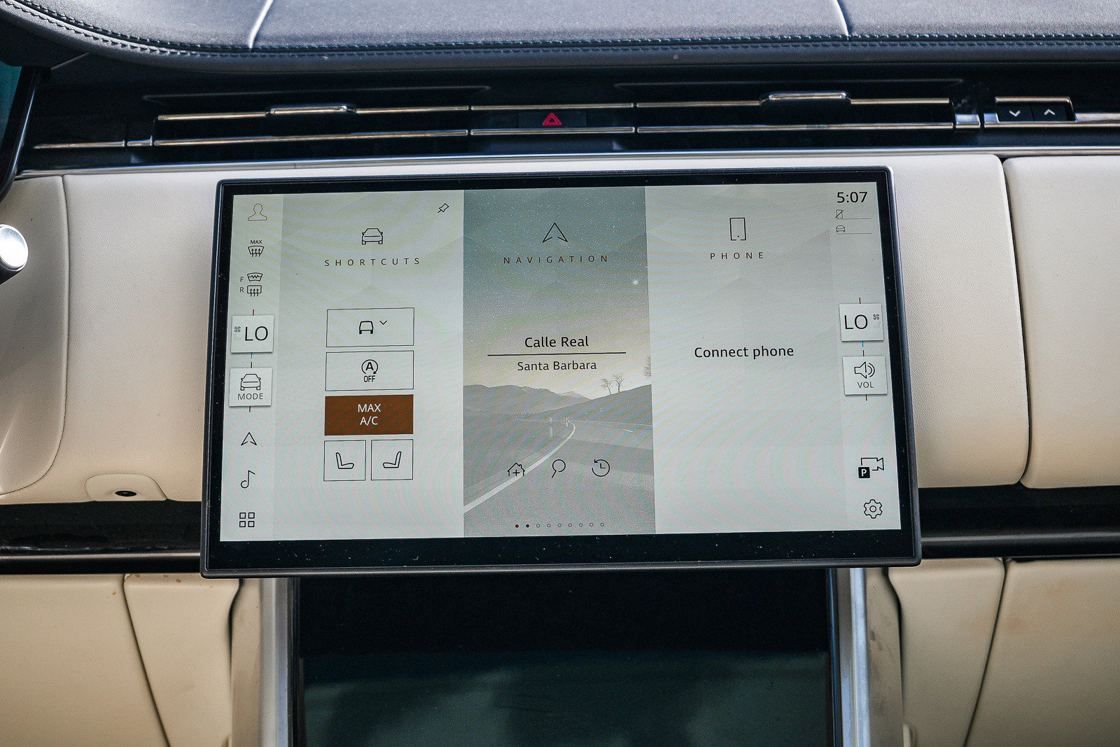 Certified 2025 Land Rover Range Rover SE image 15