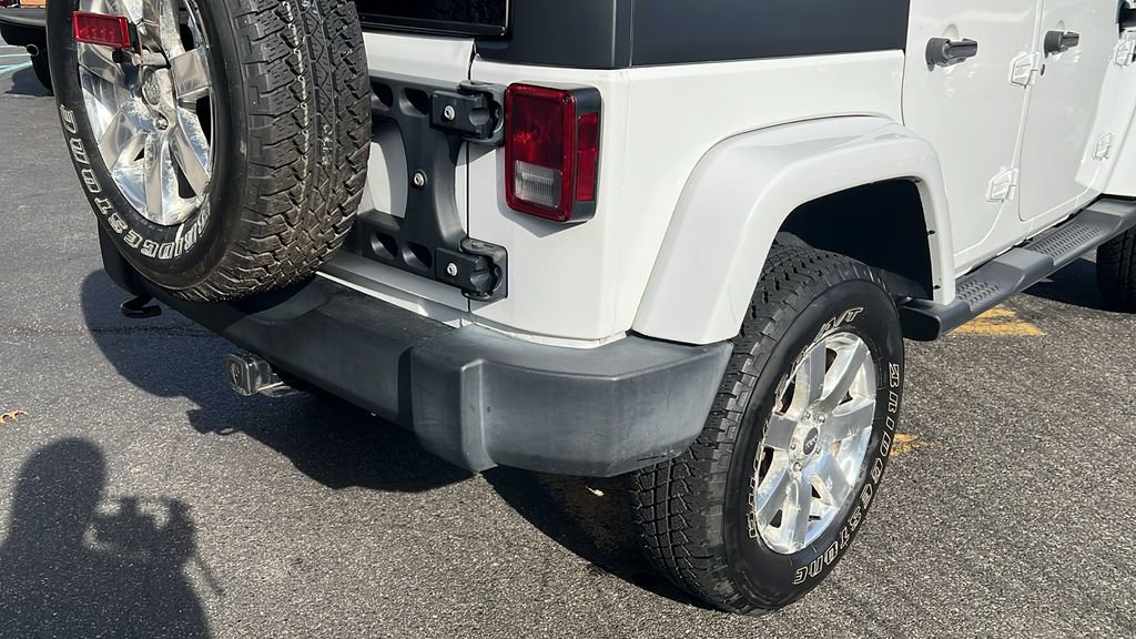 Used 2017 Jeep Wrangler Unlimited Sahara w/ Connectivity Group image 16