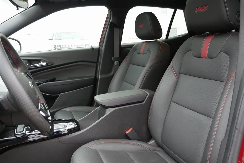 Used 2025 Chevrolet Trax RS w/ Sunroof Package image 9