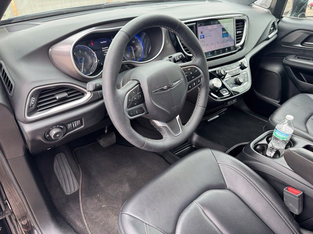 Used 2025 Chrysler Pacifica Select FWD image 14