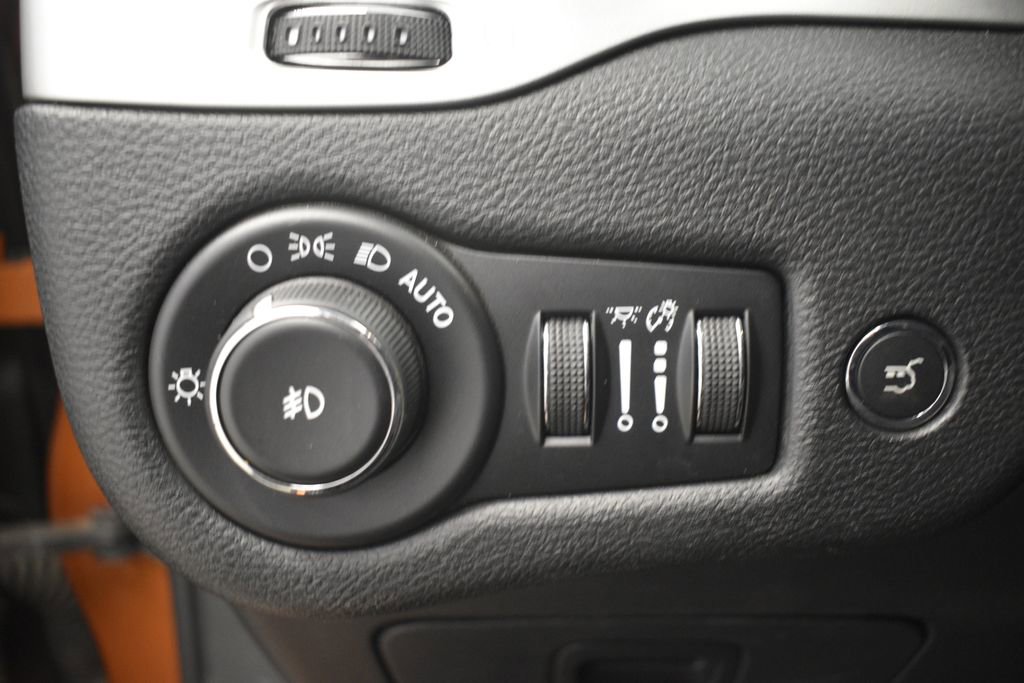 Certified 2016 Jeep Cherokee Trailhawk w/ Comfort/Convenience Group image 39