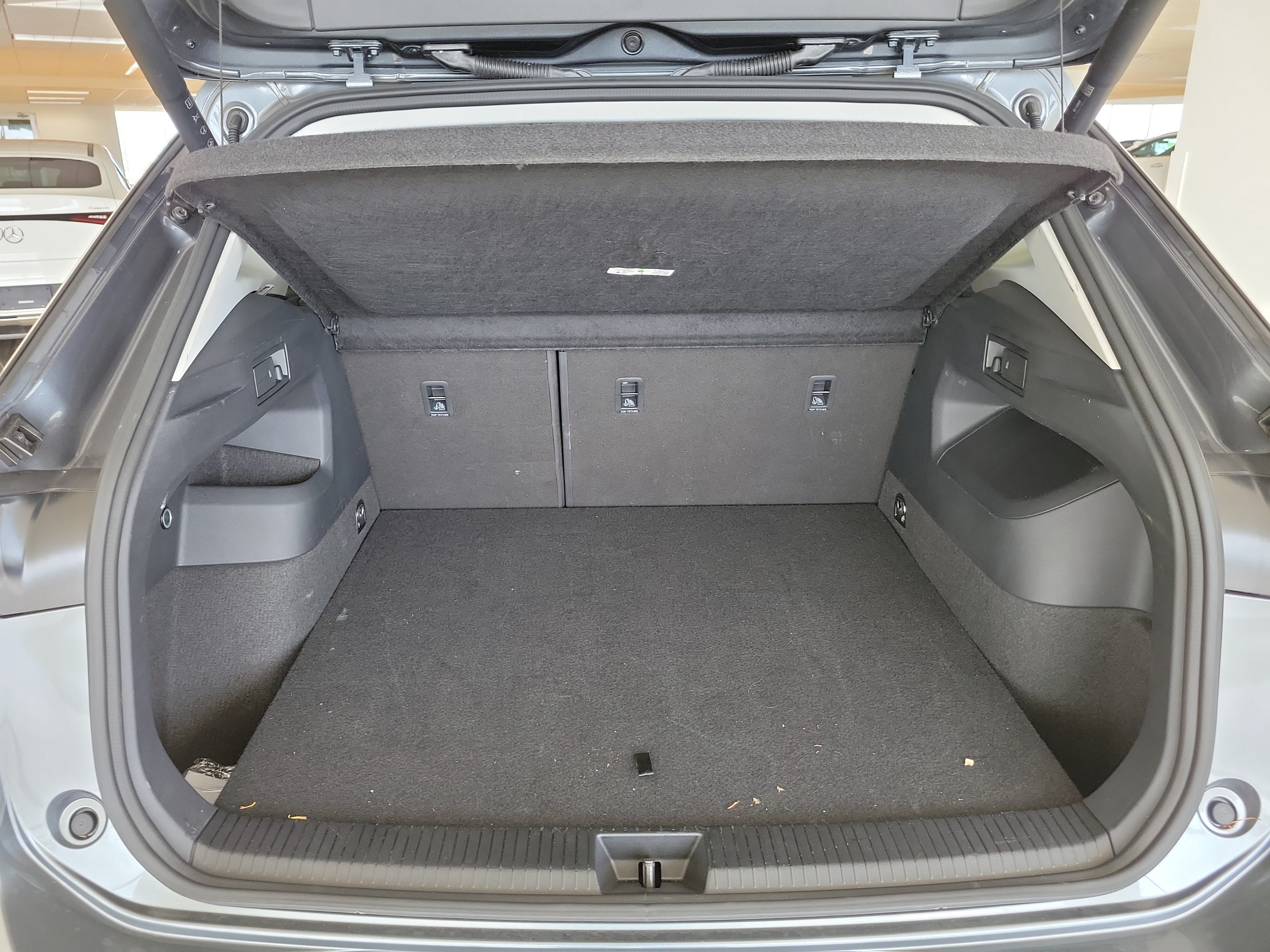 Used 2025 Volkswagen Tiguan SE FWD image 12