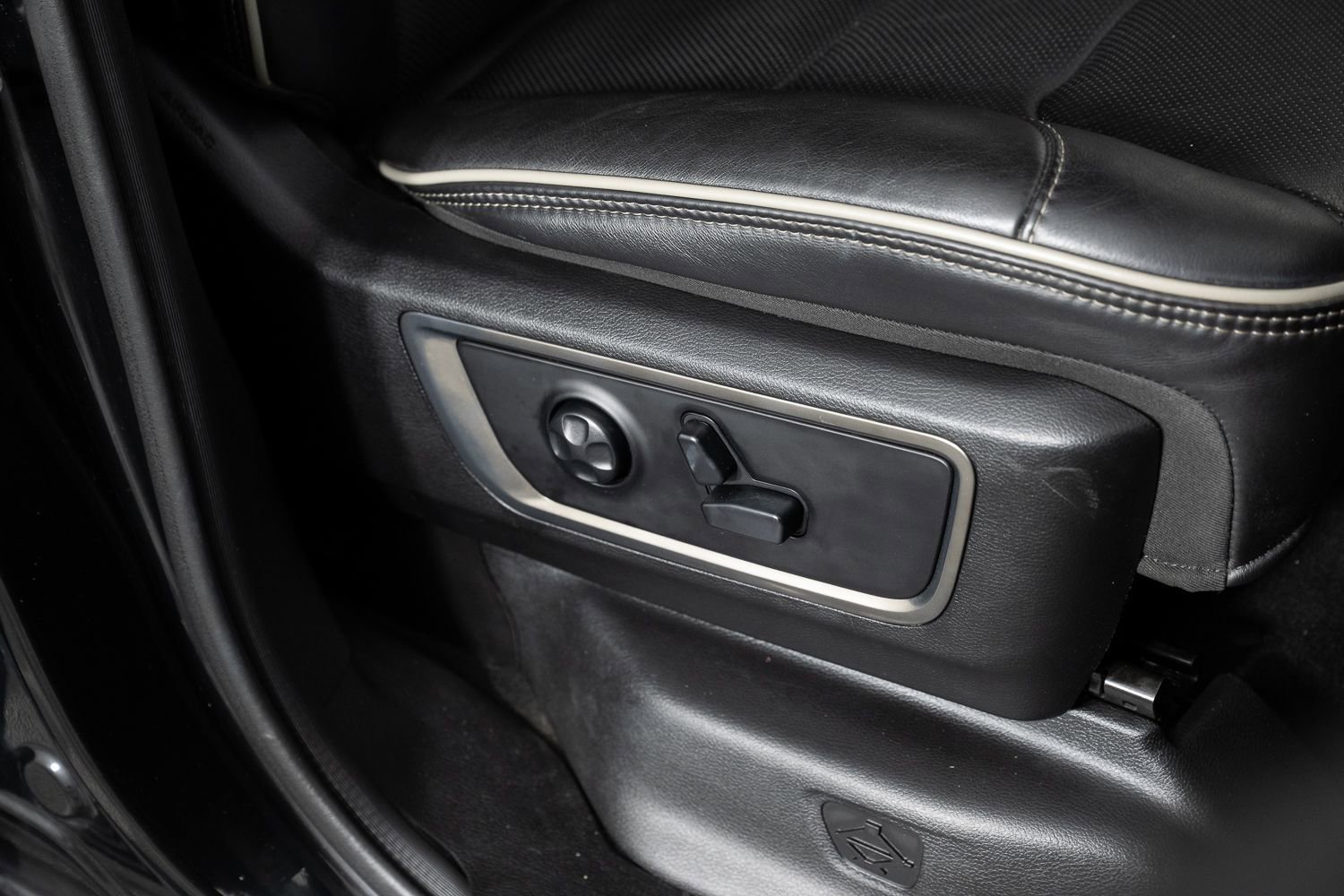 Used 2020 RAM 1500 Limited w/ Black Appearance Package image 29