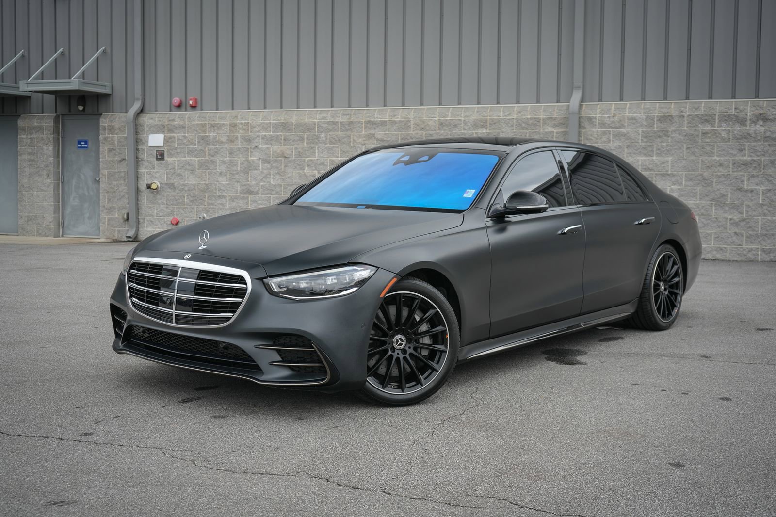 Used 2023 Mercedes-Benz S 580e 4MATIC Sedan w/ AMG Line image 3