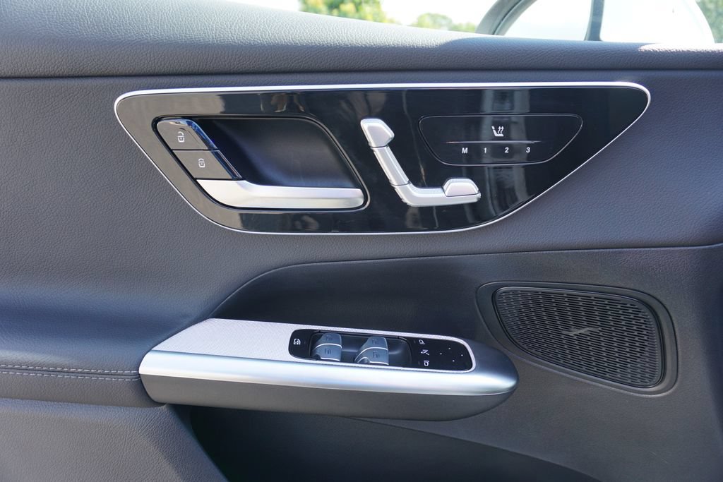 Used 2025 Mercedes-Benz GLC 300 4MATIC image 10