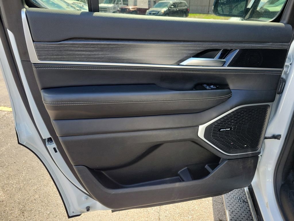 Used 2024 Jeep Wagoneer Series II w/ Flexible Seating Group AWD/4WD image 16