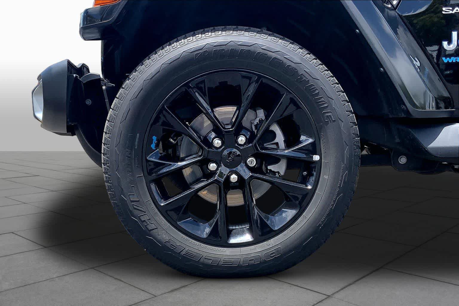 Used 2022 Jeep Wrangler Unlimited Sahara w/ Cold Weather Group AWD/4WD image 9
