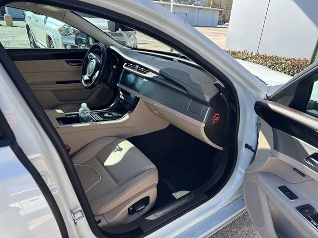 Used 2019 Jaguar XF Premium image 25