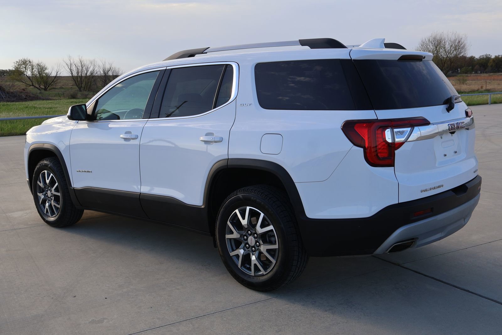 Used 2023 GMC Acadia SLT AWD/4WD image 10