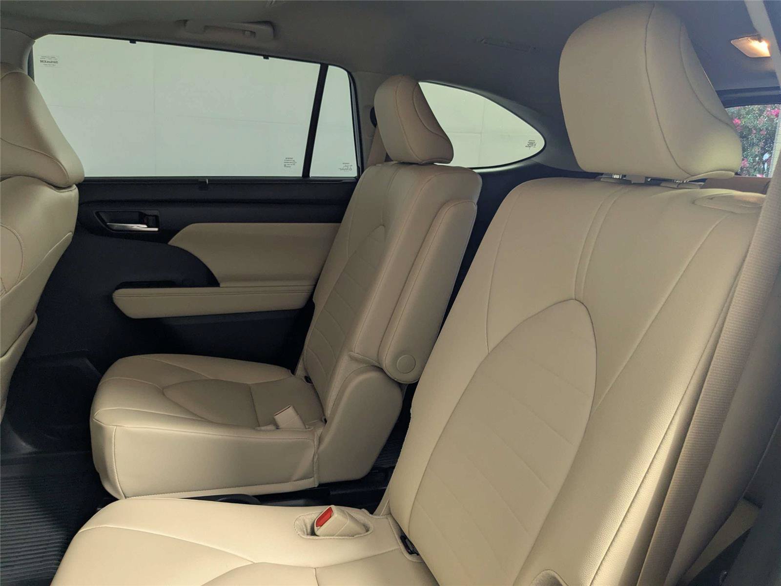 Certified 2025 Toyota Highlander XLE FWD image 35
