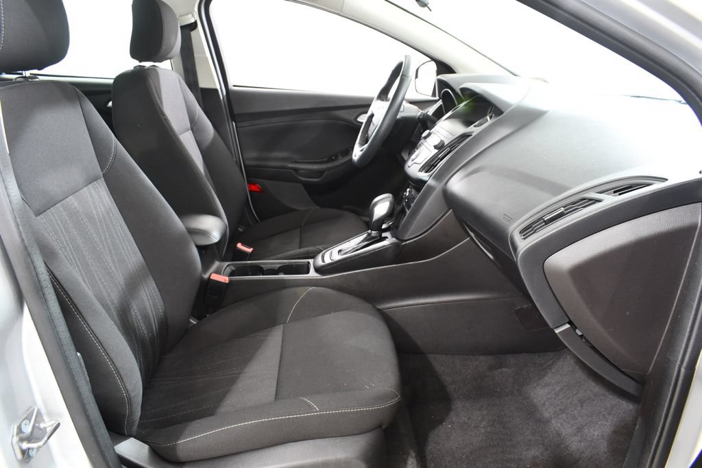 Used 2018 Ford Focus SE w/ Cold Weather Package FWD image 10