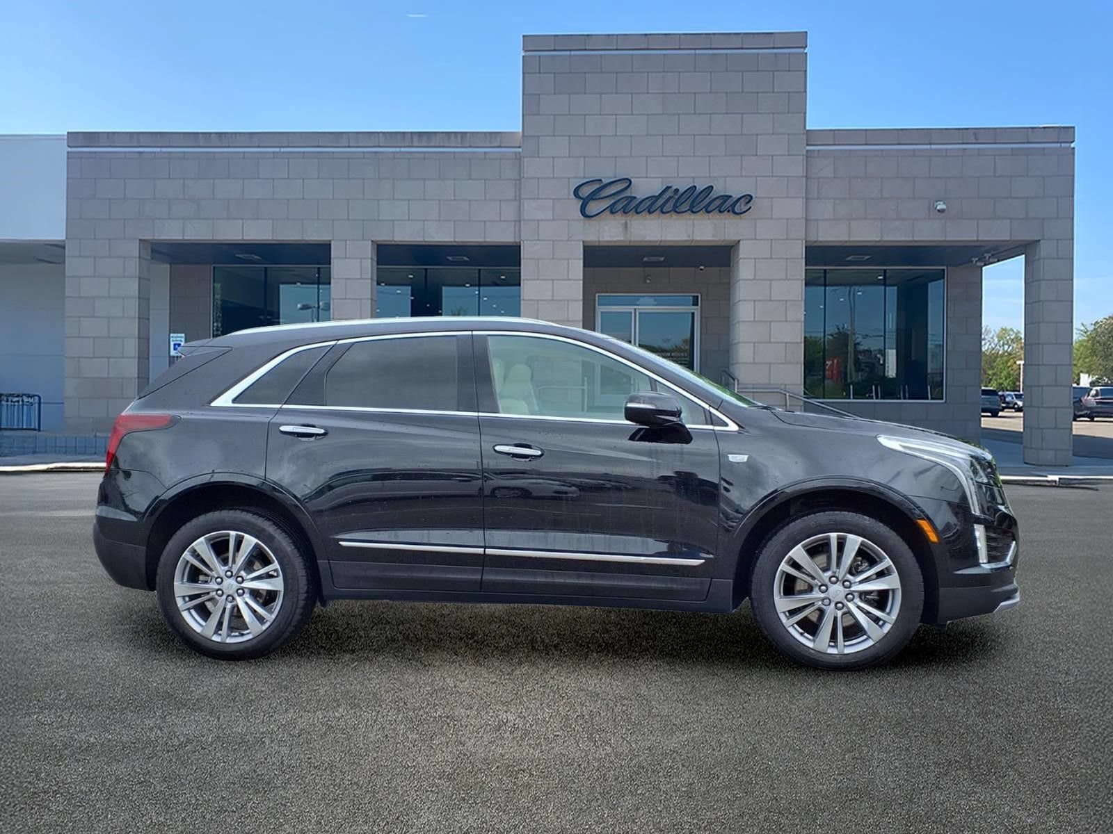 Used 2024 Cadillac XT5 Premium Luxury w/ LPO, Floor Liner Package FWD image 4