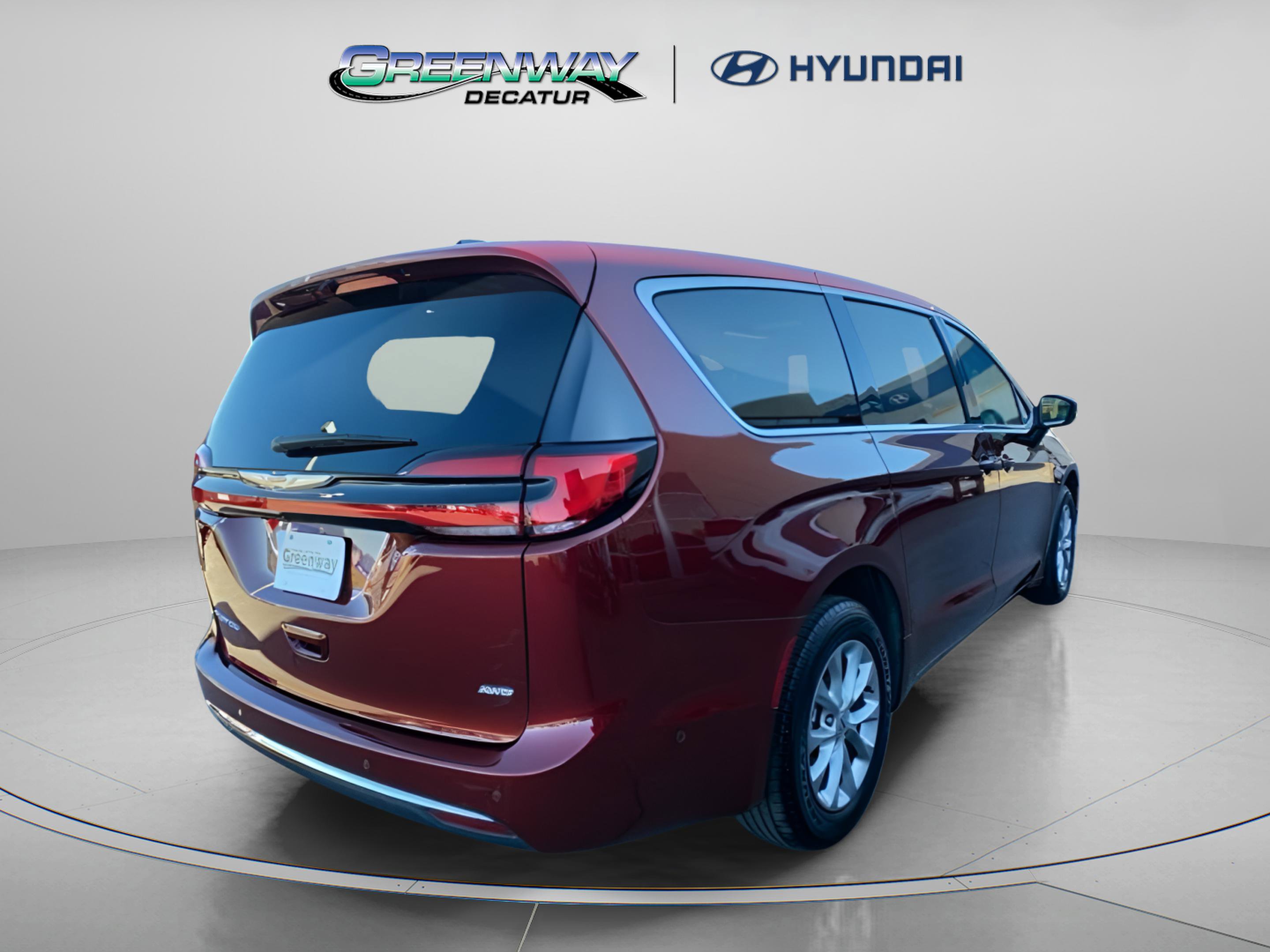 Used 2023 Chrysler Pacifica Touring-L image 7