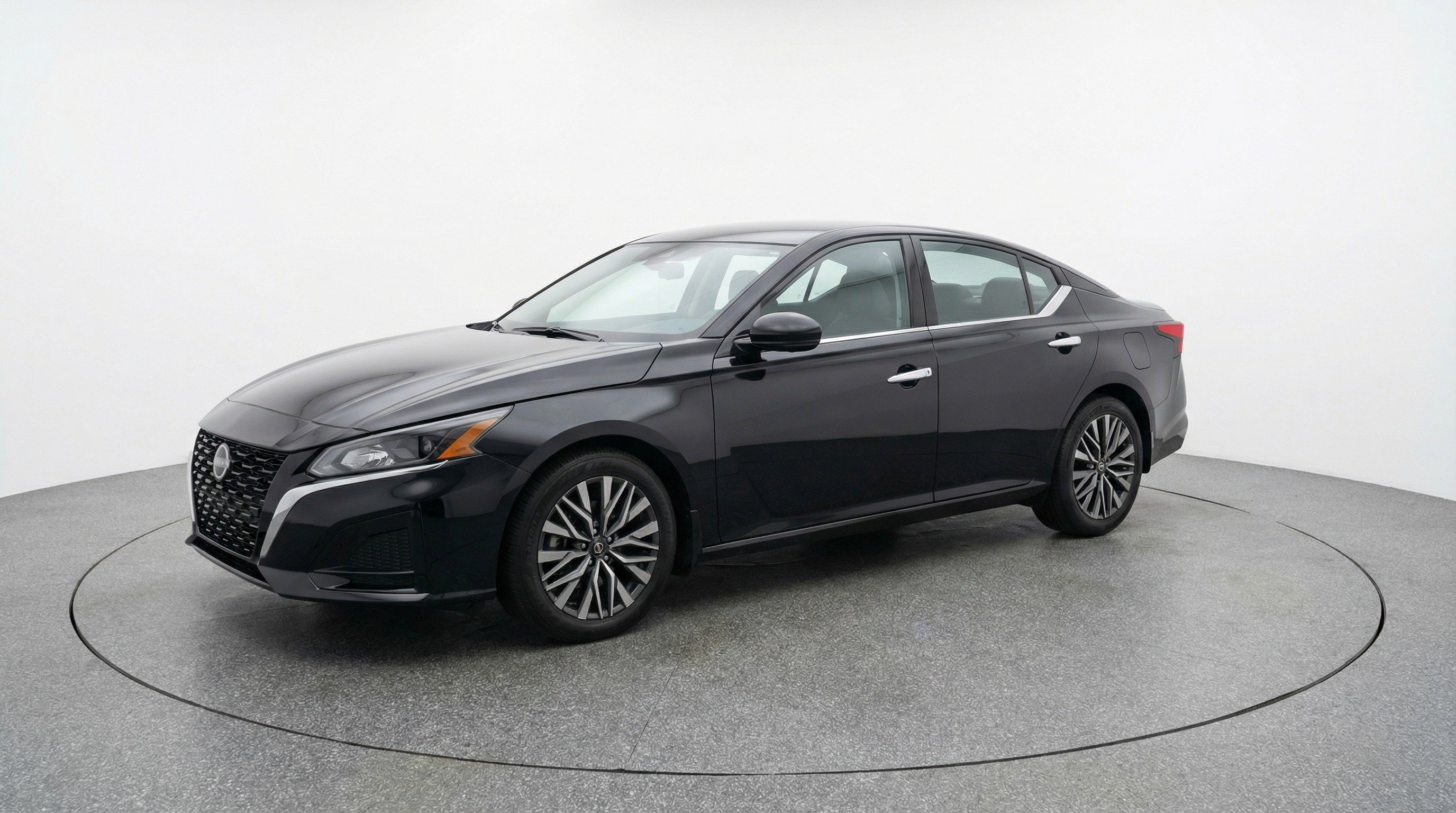 Used 2025 Nissan Altima 2.5 SV FWD image 3
