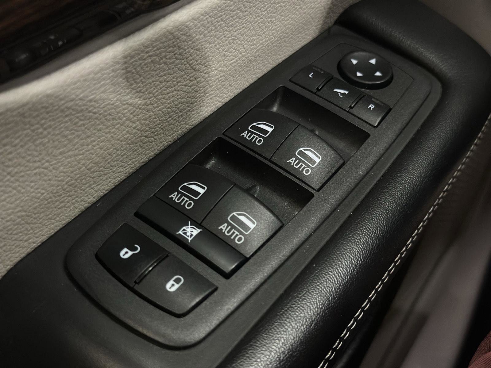 Used 2022 Chrysler Pacifica Limited image 44