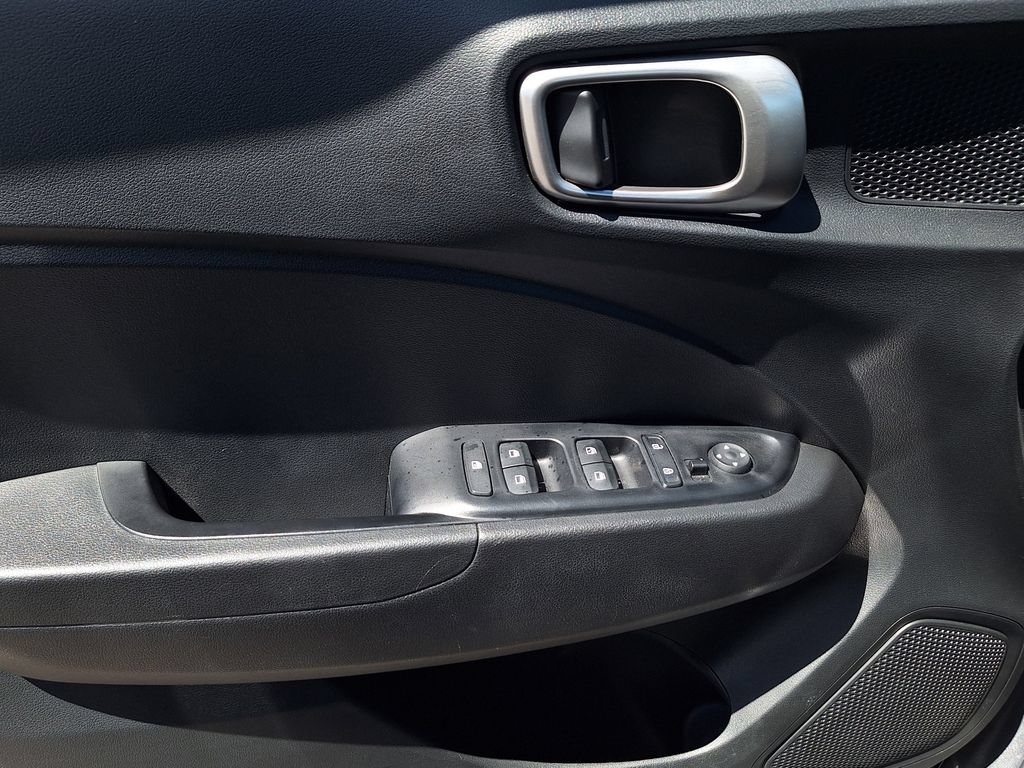 Certified 2024 Hyundai Venue SEL FWD image 9