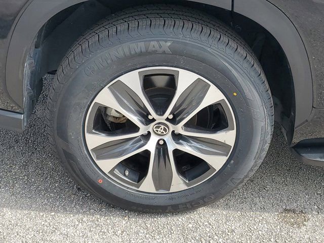 Used 2023 Toyota Highlander XLE image 5