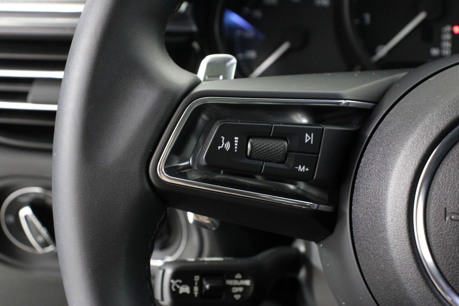 Certified 2025 Porsche Macan image 14