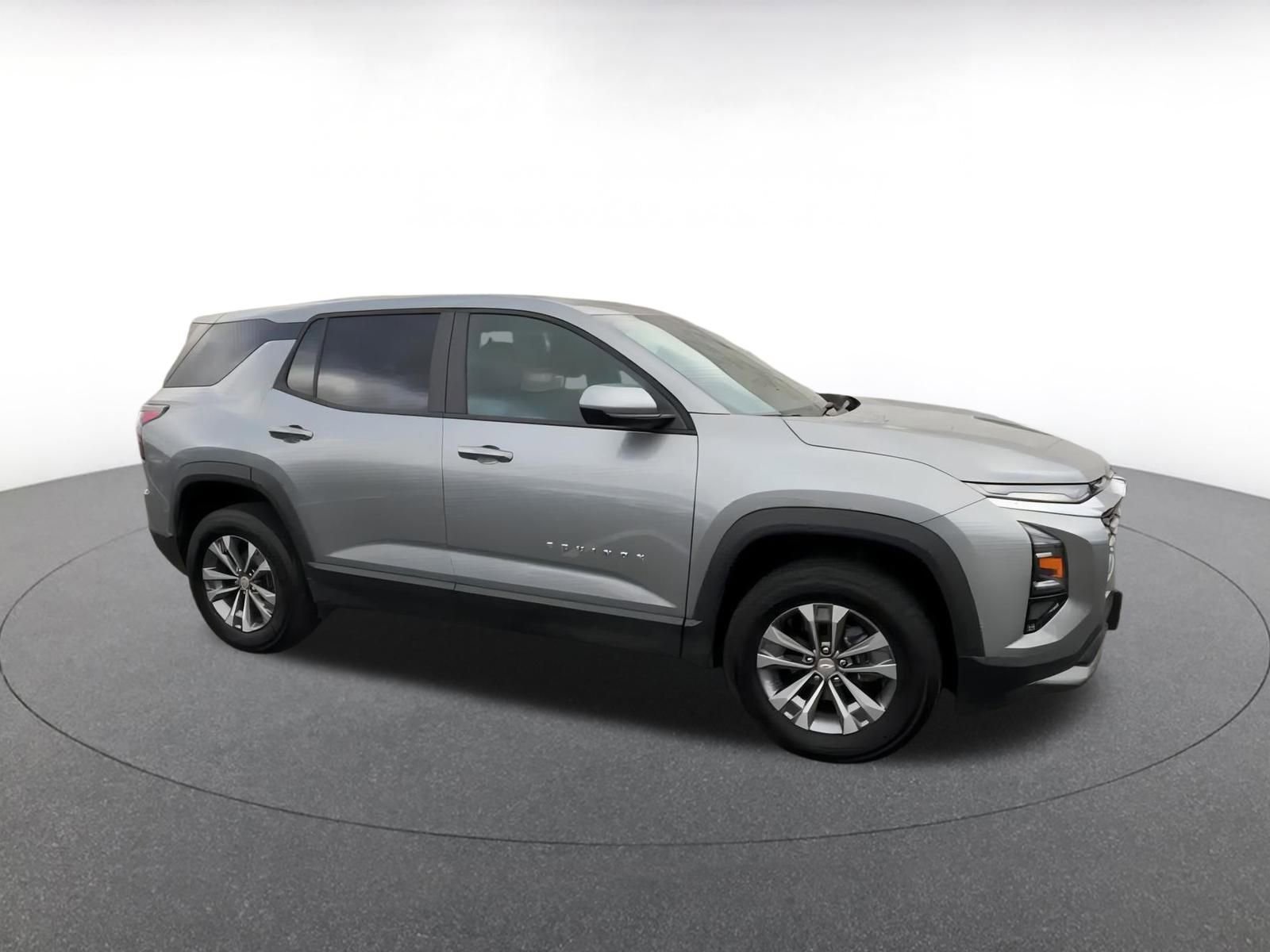 Used 2025 Chevrolet Equinox LT image 2